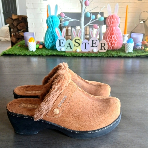 Crocs Women's Tan Clogs with Faux Fur Lining nwot Size 10 - Picture 1 of 5
